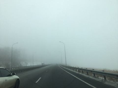 Автомобилисты портят леера на новых трассах