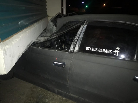 Водитель загнал авто под лоджию, машину смяло от удара