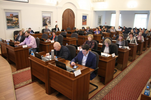 Владивостокских педагогов порадуют прибавкой к зарплате