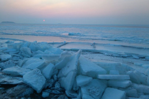 Еще один "утопленник": внедорожник провалился под лед