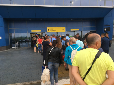 Люди упали с трапа в российском аэропорту