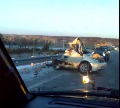 Видео жёсткого столкновения: бетономешалка раздавила легковушку