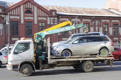 Машины должников уже продают с молотка