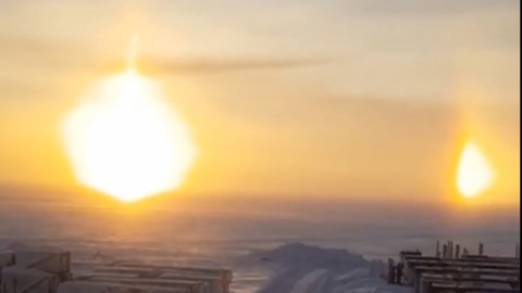 Очевидцы сняли на видео "три солнца" в небе