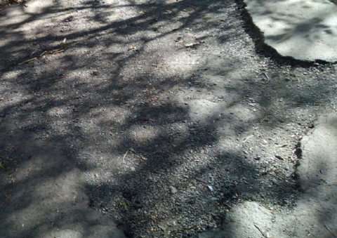 "Искусственные" ямы на городских дорогах создают проблемы водителям