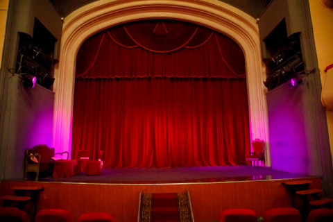 Магазины и президенты - стала известна судьба российских театров