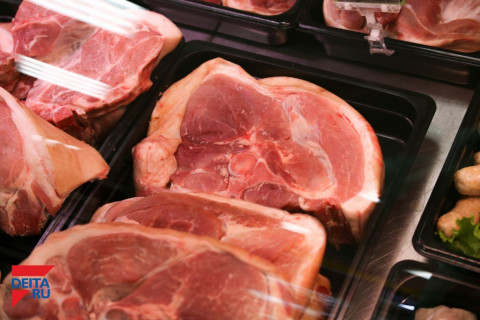 Мясо с городского рынка на огне превратилось в гудрон? (видео)