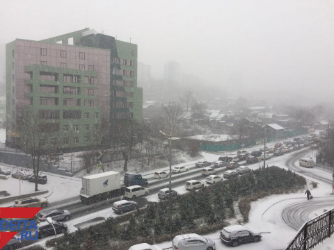 Долгожданный снег: спецтехника вышла на дороги города