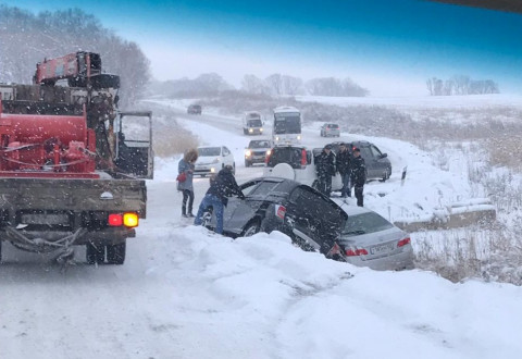 Снег в Приморье: автомобили улетают в кювет один за другим