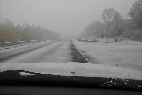 Приморские дороги превратились в нечищенный каток