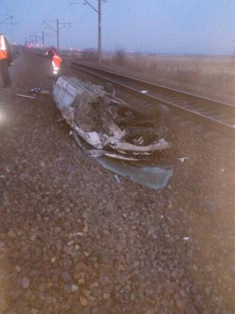 Поезд превратил автомобиль в груду металла