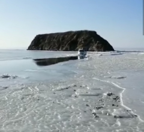 И снова: атомобиль провалился под лед