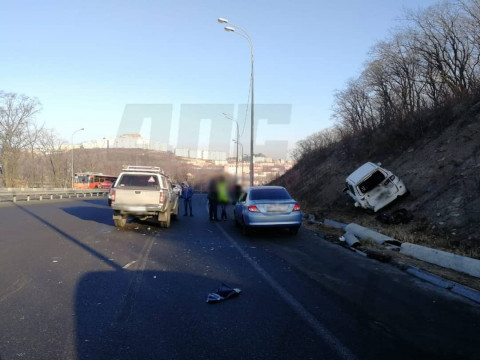 Легковушка приземлилась на косогоре после ДТП