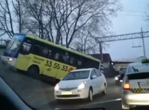 Враскорячку: автобус в Приморье улетел с дороги