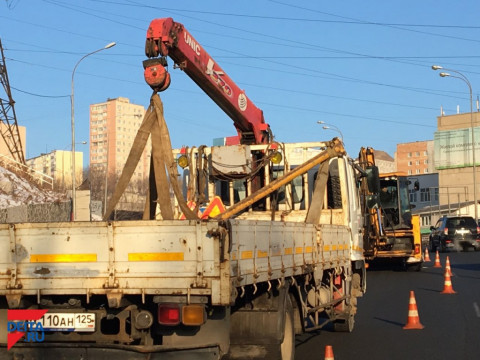Авто вместе с водителем забрал городской эвакуатор
