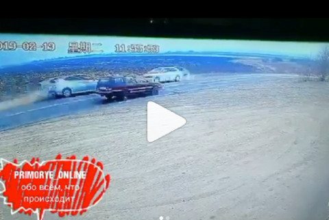 Хэйтят "Приус": лобовая авария в Приморья попала на видео