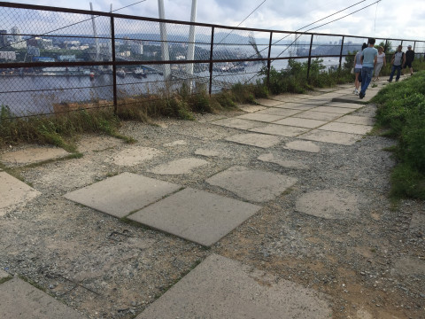 В центре Владивосток перевернулся экскаватор