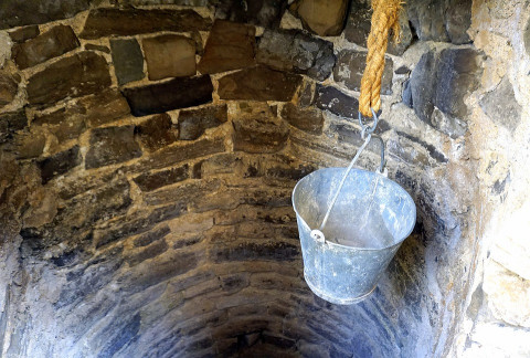 Девочка провалилась в колодец с ледяной водой