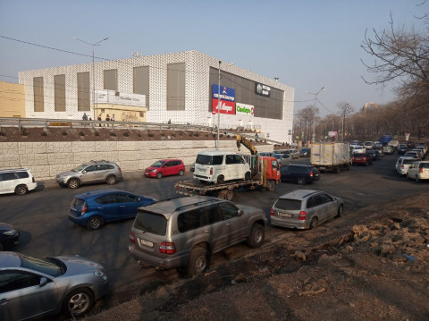 Пробки, стройка, грязь: на Чуркине открылся новый ТЦ