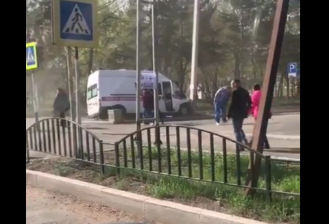 Лобовое столкновение отправило «скорую» в столб