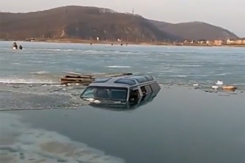 Автобус по крышу провалился под лед