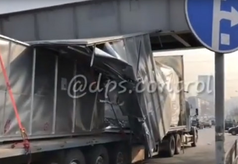 Застрявший под виадуком большегруз попал на видео