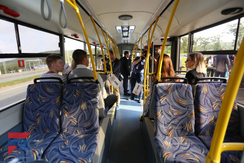 Буйный водитель избил коллегу на остановке