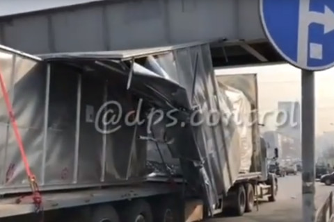 Наказан водитель застрявшей под виадуком фуры