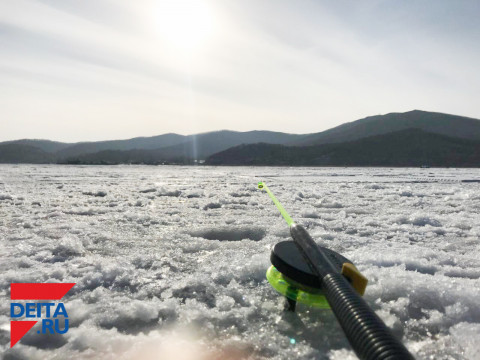 Оторвавшаяся льдина унесла рыбаков в море
