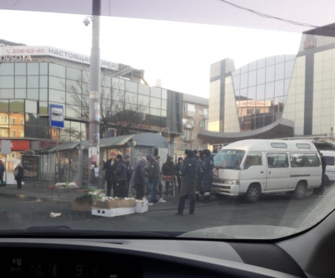 Полиция задерживает нелегальных торговцев цветами