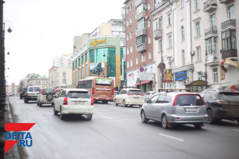 Пробки портят водителям праздничное настроение