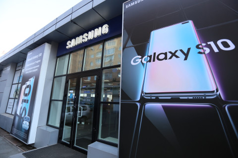 Во Владивостоке стартовали продажи нового флагмана Samsung Galaxy S10