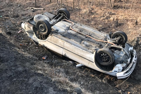 Пустой искорёженный автомобиль пугает водителей