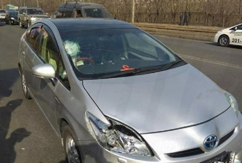 Дорожный рабочий не успел перебежать оживленную трассу