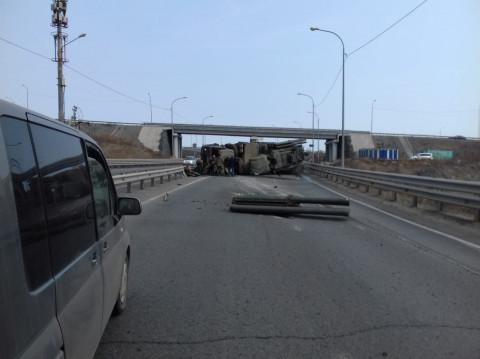Перевернувшийся КамАЗ перекрыл трассу во Владивостоке