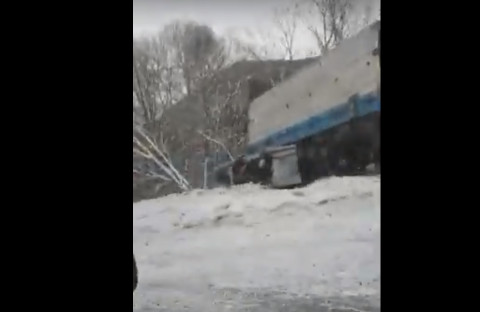 Видео: большегруз навис над глубоким обрывом