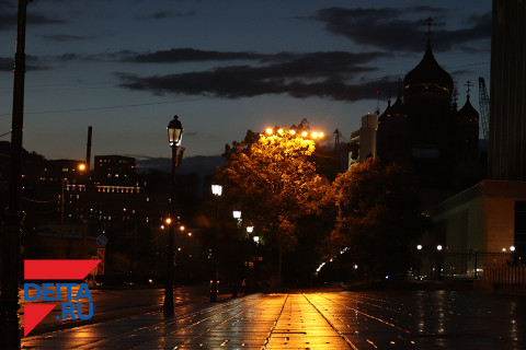 Преступники вырезали кусок стены фруктового киоска