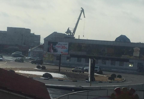 Водитель устроил дрифт на клумбе