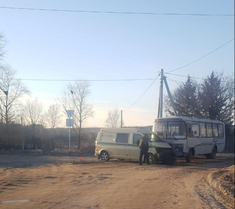 Инкассаторы-торопыги врезались в автобус