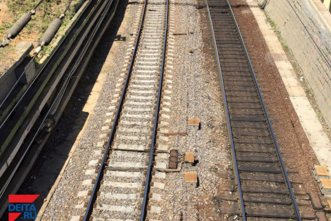 Псих с молотком остановил грузовой поезд