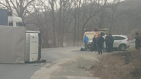 Из-за мощного удара перевернулся грузовик