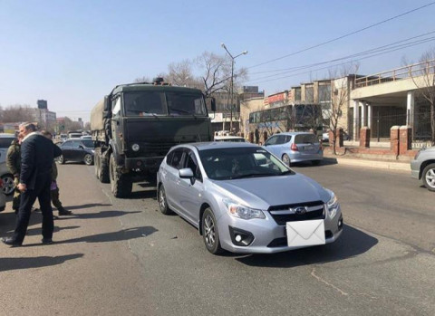 «Слон и моська»: КАМАЗ протаранил легковушку