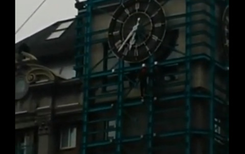 Видео: люди-пауки замечены в центре столицы