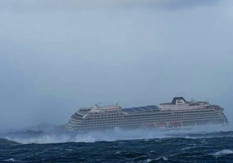 Пассажиры тонущего лайнера показали, что творится на борту