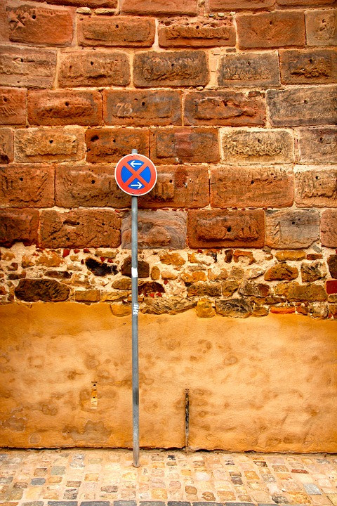 Инспектор просит затормозить под запрещающим знаком?