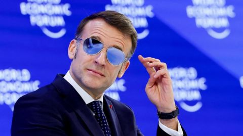 Стильные очки не помогли: Макрон не добился встречи с Трампом и покинул Давос