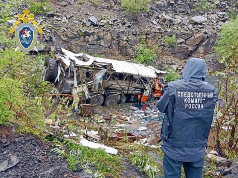 Вахтовка с шахтёрами сорвалась со скалы в Якутии - погибли 13 человек
