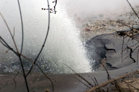 Центр Владивостока затопило кипятком при порыве на теплосети