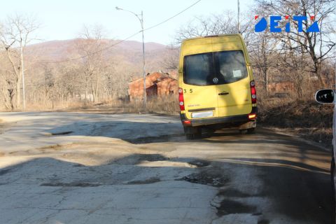 Систематические поломки автобусов мешают жителям острова Русский возвращаться домой