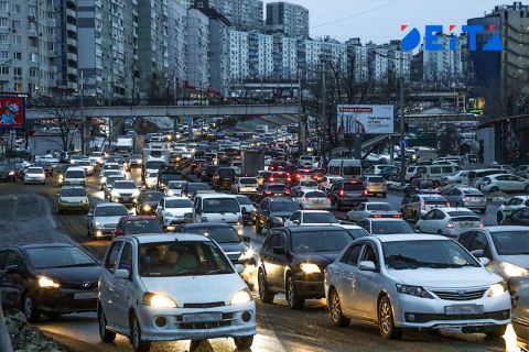 Три автоаварии парализовали движение во Владивостоке в вечерний час пик
